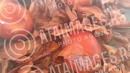 From dark red to orange - onions painted in onions can be of different shades and colors, and this healthiest and cheapest way of coloring was once the basic recipe for Easter eggs.Od tamno crvene do narandzaste - jaja bojena u lukovini mogu biti r