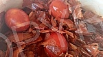 From dark red to orange - onions painted in onions can be of different shades and colors, and this healthiest and cheapest way of coloring was once the basic recipe for Easter eggs.Od tamno crvene do narandzaste - jaja bojena u lukovini mogu biti r