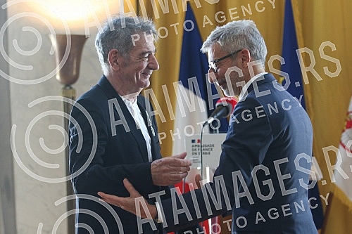 The ceremonial presentation of the Order of Arts and Literature in the rank of knight was held for the actor Predrag Miki Manojlovic at the residence of the French Embassy.Svecano urucenje Ordena umetnosti i knjizevnosti u rangu viteza upriliceno j