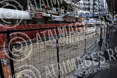 Reconstruction of electrical, telecommunication, water supply and sewerage installations in Sremska Street has begun, and instead of asphalt there will be stone slabs.Pocela je rekonsrukcija elektro, telekomunikacionih, vodovodnih i kanalizacionih 