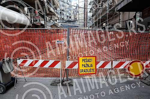 Reconstruction of electrical, telecommunication, water supply and sewerage installations in Sremska Street has begun, and instead of asphalt there will be stone slabs.Pocela je rekonsrukcija elektro, telekomunikacionih, vodovodnih i kanalizacionih 
