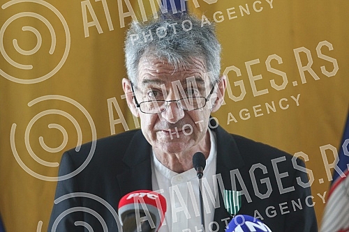 The ceremonial presentation of the Order of Arts and Literature in the rank of knight was held for the actor Predrag Miki Manojlovic at the residence of the French Embassy.Svecano urucenje Ordena umetnosti i knjizevnosti u rangu viteza upriliceno j