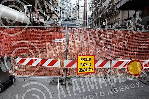 Reconstruction of electrical, telecommunication, water supply and sewerage installations in Sremska Street has begun, and instead of asphalt there will be stone slabs.Pocela je rekonsrukcija elektro, telekomunikacionih, vodovodnih i kanalizacionih 