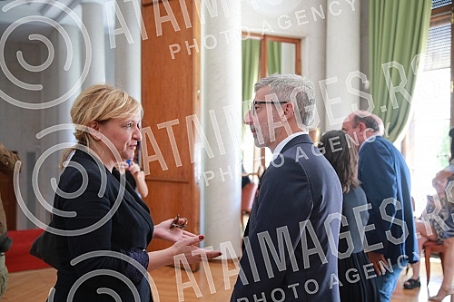 The ceremonial presentation of the Order of Arts and Literature in the rank of knight was held for the actor Predrag Miki Manojlovic at the residence of the French Embassy.Svecano urucenje Ordena umetnosti i knjizevnosti u rangu viteza upriliceno j