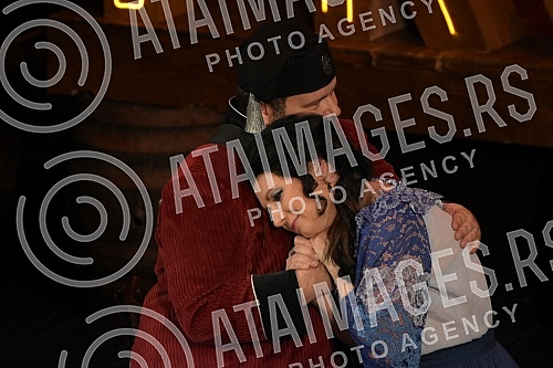 Georges Bizet's famous work, the opera Carmen, premiered at the National Theater in Nis under the baton of conductor Dejan Savic.Cuveno delo Zorza Bizea, opera Karmen, premijerno je izvedena u Narodnom pozoristu Nis pod dirigentskom palicom Dejana 