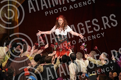 Georges Bizet's famous work, the opera Carmen, premiered at the National Theater in Nis under the baton of conductor Dejan Savic.Cuveno delo Zorza Bizea, opera Karmen, premijerno je izvedena u Narodnom pozoristu Nis pod dirigentskom palicom Dejana 