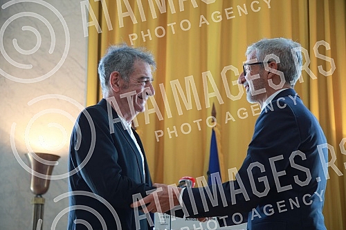 The ceremonial presentation of the Order of Arts and Literature in the rank of knight was held for the actor Predrag Miki Manojlovic at the residence of the French Embassy.Svecano urucenje Ordena umetnosti i knjizevnosti u rangu viteza upriliceno j