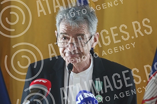 The ceremonial presentation of the Order of Arts and Literature in the rank of knight was held for the actor Predrag Miki Manojlovic at the residence of the French Embassy.Svecano urucenje Ordena umetnosti i knjizevnosti u rangu viteza upriliceno j