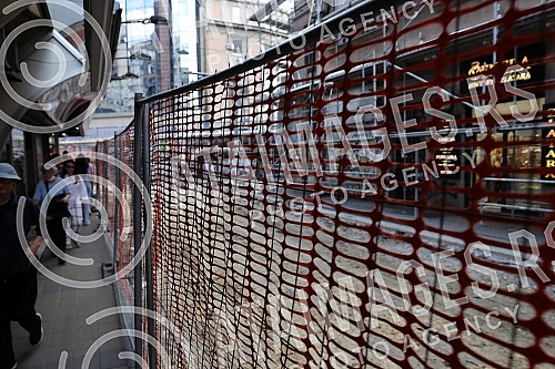 Reconstruction of electrical, telecommunication, water supply and sewerage installations in Sremska Street has begun, and instead of asphalt there will be stone slabs.Pocela je rekonsrukcija elektro, telekomunikacionih, vodovodnih i kanalizacionih 