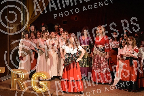 Georges Bizet's famous work, the opera Carmen, premiered at the National Theater in Nis under the baton of conductor Dejan Savic.Cuveno delo Zorza Bizea, opera Karmen, premijerno je izvedena u Narodnom pozoristu Nis pod dirigentskom palicom Dejana 