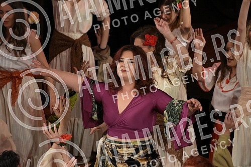 Georges Bizet's famous work, the opera Carmen, premiered at the National Theater in Nis under the baton of conductor Dejan Savic.Cuveno delo Zorza Bizea, opera Karmen, premijerno je izvedena u Narodnom pozoristu Nis pod dirigentskom palicom Dejana 