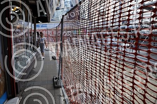 Reconstruction of electrical, telecommunication, water supply and sewerage installations in Sremska Street has begun, and instead of asphalt there will be stone slabs.Pocela je rekonsrukcija elektro, telekomunikacionih, vodovodnih i kanalizacionih 