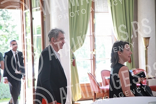 The ceremonial presentation of the Order of Arts and Literature in the rank of knight was held for the actor Predrag Miki Manojlovic at the residence of the French Embassy.Svecano urucenje Ordena umetnosti i knjizevnosti u rangu viteza upriliceno j