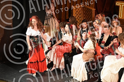 Georges Bizet's famous work, the opera Carmen, premiered at the National Theater in Nis under the baton of conductor Dejan Savic.Cuveno delo Zorza Bizea, opera Karmen, premijerno je izvedena u Narodnom pozoristu Nis pod dirigentskom palicom Dejana 