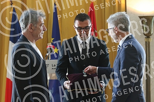 The ceremonial presentation of the Order of Arts and Literature in the rank of knight was held for the actor Predrag Miki Manojlovic at the residence of the French Embassy.Svecano urucenje Ordena umetnosti i knjizevnosti u rangu viteza upriliceno j