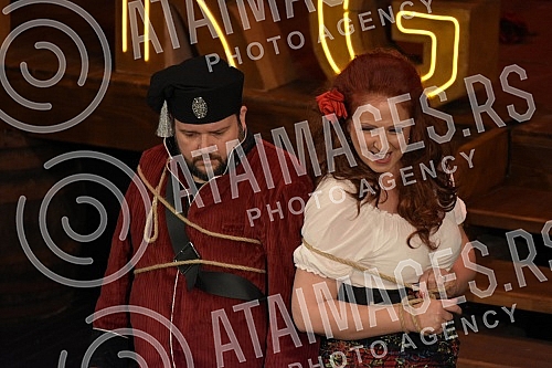 Georges Bizet's famous work, the opera Carmen, premiered at the National Theater in Nis under the baton of conductor Dejan Savic.Cuveno delo Zorza Bizea, opera Karmen, premijerno je izvedena u Narodnom pozoristu Nis pod dirigentskom palicom Dejana 