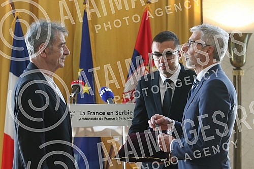 The ceremonial presentation of the Order of Arts and Literature in the rank of knight was held for the actor Predrag Miki Manojlovic at the residence of the French Embassy.Svecano urucenje Ordena umetnosti i knjizevnosti u rangu viteza upriliceno j