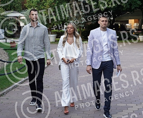 The fourth donor council of the Humanitarian Organization of Serbs for Serbs was organized in the restaurant Topciderac.Cetvrto donatorsko vece Humanitarne organizacije Srbi za Srbe  organizovano je u restoranu Topciderac.