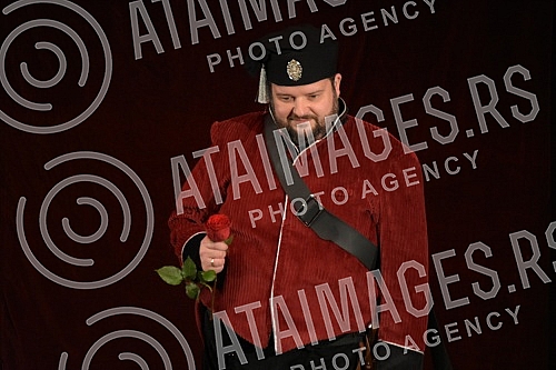 Georges Bizet's famous work, the opera Carmen, premiered at the National Theater in Nis under the baton of conductor Dejan Savic.Cuveno delo Zorza Bizea, opera Karmen, premijerno je izvedena u Narodnom pozoristu Nis pod dirigentskom palicom Dejana 
