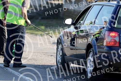 Organized by the local government volunteers carry out disinfection of all vehicles entering the territory of Smederevska Palanka.U organizaciji lokalne samouprave volonteri vrse dezinfekciju svih vozila koja ulaze na teritoriju Smederevske Palanke 