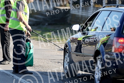 Organized by the local government volunteers carry out disinfection of all vehicles entering the territory of Smederevska Palanka.U organizaciji lokalne samouprave volonteri vrse dezinfekciju svih vozila koja ulaze na teritoriju Smederevske Palanke 
