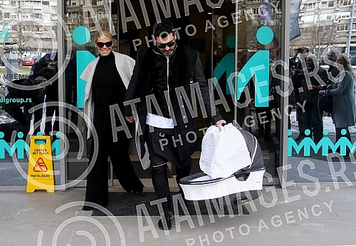 Serbian singer Natasa Bekvalac emerged from the maternity ward with daughter Katja and her husband Luka Lazukic.Srpska pevacica Natasa Bekvalac izasla je iz porodilisa sa cerkom Katjom i muzem Lukom Lazukicem.