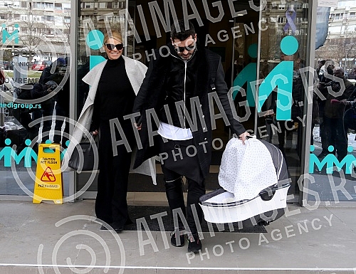 Serbian singer Natasa Bekvalac emerged from the maternity ward with daughter Katja and her husband Luka Lazukic.Srpska pevacica Natasa Bekvalac izasla je iz porodilisa sa cerkom Katjom i muzem Lukom Lazukicem.