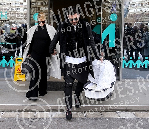 Serbian singer Natasa Bekvalac emerged from the maternity ward with daughter Katja and her husband Luka Lazukic.Srpska pevacica Natasa Bekvalac izasla je iz porodilisa sa cerkom Katjom i muzem Lukom Lazukicem.
