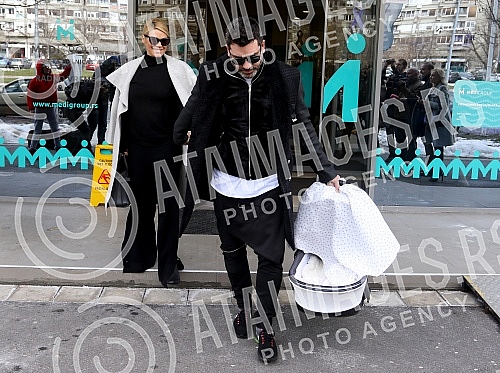 Serbian singer Natasa Bekvalac emerged from the maternity ward with daughter Katja and her husband Luka Lazukic.Srpska pevacica Natasa Bekvalac izasla je iz porodilisa sa cerkom Katjom i muzem Lukom Lazukicem.