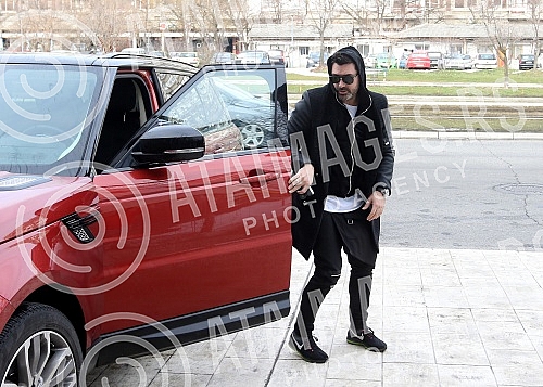 Serbian singer Natasa Bekvalac emerged from the maternity ward with daughter Katja and her husband Luka Lazukic.Srpska pevacica Natasa Bekvalac izasla je iz porodilisa sa cerkom Katjom i muzem Lukom Lazukicem.