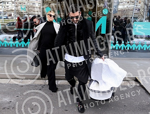 Serbian singer Natasa Bekvalac emerged from the maternity ward with daughter Katja and her husband Luka Lazukic.Srpska pevacica Natasa Bekvalac izasla je iz porodilisa sa cerkom Katjom i muzem Lukom Lazukicem.