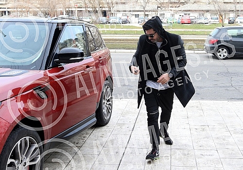 Serbian singer Natasa Bekvalac emerged from the maternity ward with daughter Katja and her husband Luka Lazukic.Srpska pevacica Natasa Bekvalac izasla je iz porodilisa sa cerkom Katjom i muzem Lukom Lazukicem.