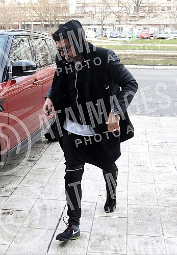 Serbian singer Natasa Bekvalac emerged from the maternity ward with daughter Katja and her husband Luka Lazukic.Srpska pevacica Natasa Bekvalac izasla je iz porodilisa sa cerkom Katjom i muzem Lukom Lazukicem.