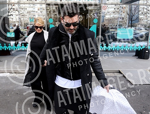 Serbian singer Natasa Bekvalac emerged from the maternity ward with daughter Katja and her husband Luka Lazukic.Srpska pevacica Natasa Bekvalac izasla je iz porodilisa sa cerkom Katjom i muzem Lukom Lazukicem.