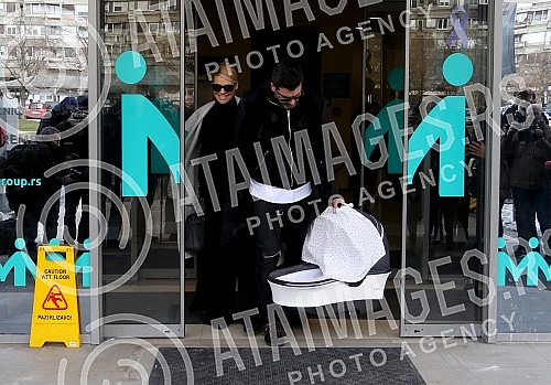 Serbian singer Natasa Bekvalac emerged from the maternity ward with daughter Katja and her husband Luka Lazukic.Srpska pevacica Natasa Bekvalac izasla je iz porodilisa sa cerkom Katjom i muzem Lukom Lazukicem.