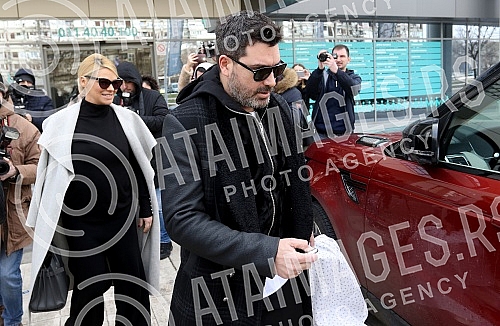 Serbian singer Natasa Bekvalac emerged from the maternity ward with daughter Katja and her husband Luka Lazukic.Srpska pevacica Natasa Bekvalac izasla je iz porodilisa sa cerkom Katjom i muzem Lukom Lazukicem.