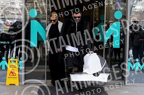 Serbian singer Natasa Bekvalac emerged from the maternity ward with daughter Katja and her husband Luka Lazukic.Srpska pevacica Natasa Bekvalac izasla je iz porodilisa sa cerkom Katjom i muzem Lukom Lazukicem.