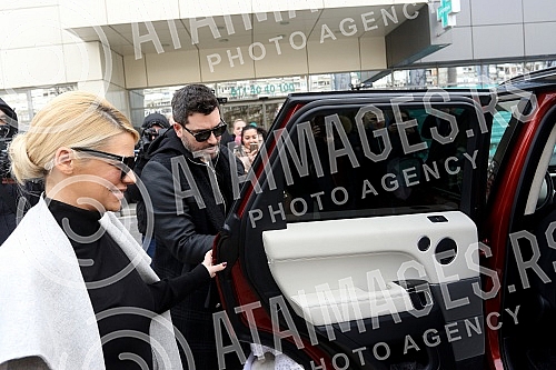 Serbian singer Natasa Bekvalac emerged from the maternity ward with daughter Katja and her husband Luka Lazukic.Srpska pevacica Natasa Bekvalac izasla je iz porodilisa sa cerkom Katjom i muzem Lukom Lazukicem.