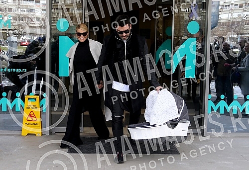Serbian singer Natasa Bekvalac emerged from the maternity ward with daughter Katja and her husband Luka Lazukic.Srpska pevacica Natasa Bekvalac izasla je iz porodilisa sa cerkom Katjom i muzem Lukom Lazukicem.