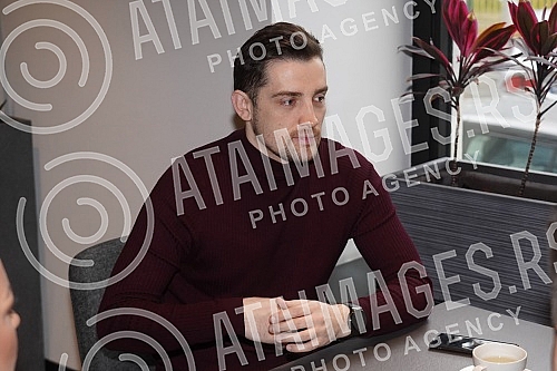 A press conference was held at the Mona Plaza Hotel, at which Ivana Selakov and Mirza Selimovic announced New Year's performances on Zlatibor at the Mona Hotel and Belgrade, at the Mona Plaza Hotel. U hotelu Mona Plaza odrzana je konferencija za me