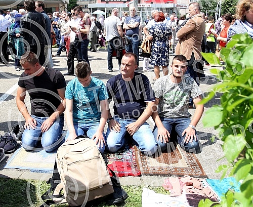 The ceremony of the renewed Ferhat Pasha mosque (Ferhadija) in Banja Luka, demolished 7 May 1993 during the war in BiH.Ceremonija svecanog otvaranja obnovljene Ferhat-pasine dzamije (Ferhadija) u Banja Luci, srusene 7. maja 1993. tokom rata u BiH. 