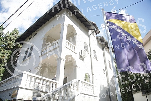 In Belgrade, citizens who have the right to vote vote in the general elections at the embassy of Bosnia and Herzegovina. U Beogradu gradjani koji imaju pravo glasa glasaju na opstim izborima u ambasadi Bosne i Hercegovine.