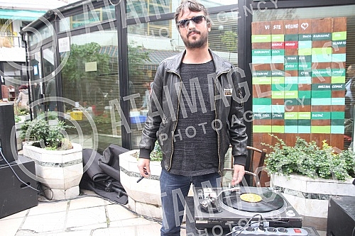 On the occasion of the International Day of gramophone records was held in Belgrade's stock exchange plate.Povodom Medjunarodnog dana gramofonskih ploca u Beogradu je odrzana je berza ploca.