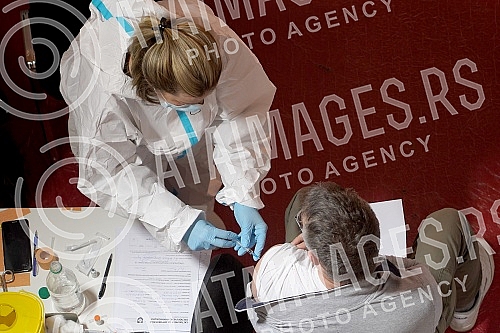 At the Belgrade fair, the revaccination of citizens with the chinese vaccine, manufactured by Sinofarm, against the COVID-19 virus began after a period of 21 days after the first dose of the vaccine.Na Beogradskom sajmu pocela je revakcinacija grad