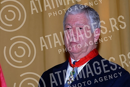 Dekretom predsednika Republike Francuske, Fransoa Olanda, prestolonaslednik Aleksandar Karadjordjevic odlikovan je najvisim francuskim odlikovanjem, ordenom Legije casti u rangu komandira. Orden urucila ambasadorka Republike Francuske u Srbiji Kristi