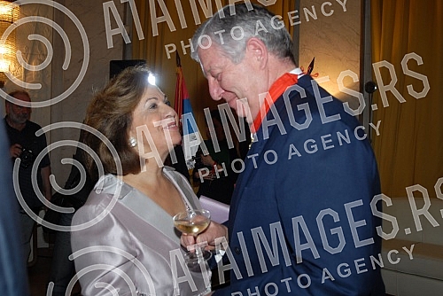 Dekretom predsednika Republike Francuske, Fransoa Olanda, prestolonaslednik Aleksandar Karadjordjevic odlikovan je najvisim francuskim odlikovanjem, ordenom Legije casti u rangu komandira. Orden urucila ambasadorka Republike Francuske u Srbiji Kristi