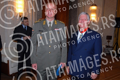 Dekretom predsednika Republike Francuske, Fransoa Olanda, prestolonaslednik Aleksandar Karadjordjevic odlikovan je najvisim francuskim odlikovanjem, ordenom Legije casti u rangu komandira. Orden urucila ambasadorka Republike Francuske u Srbiji Kristi