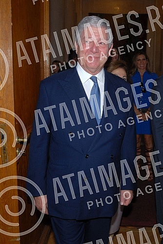 Dekretom predsednika Republike Francuske, Fransoa Olanda, prestolonaslednik Aleksandar Karadjordjevic odlikovan je najvisim francuskim odlikovanjem, ordenom Legije casti u rangu komandira. Orden urucila ambasadorka Republike Francuske u Srbiji Kristi