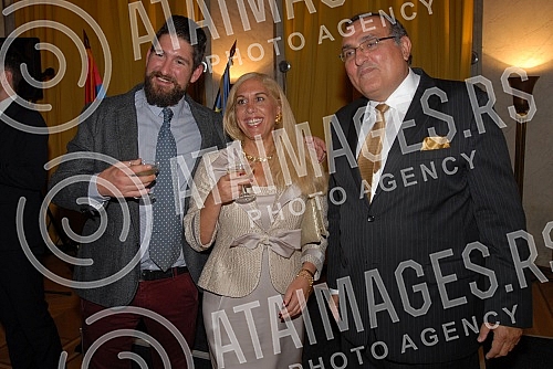 Dekretom predsednika Republike Francuske, Fransoa Olanda, prestolonaslednik Aleksandar Karadjordjevic odlikovan je najvisim francuskim odlikovanjem, ordenom Legije casti u rangu komandira. Orden urucila ambasadorka Republike Francuske u Srbiji Kristi