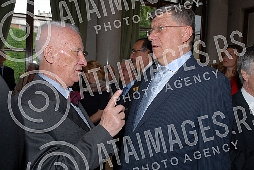 Dekretom predsednika Republike Francuske, Fransoa Olanda, prestolonaslednik Aleksandar Karadjordjevic odlikovan je najvisim francuskim odlikovanjem, ordenom Legije casti u rangu komandira. Orden urucila ambasadorka Republike Francuske u Srbiji Kristi